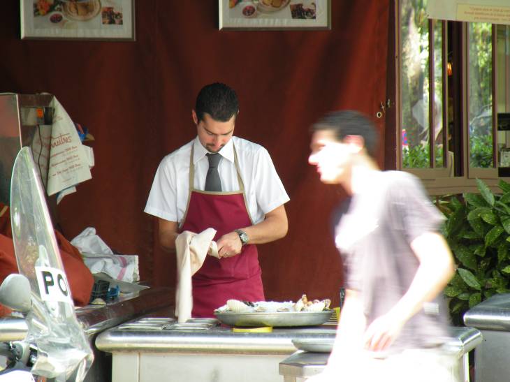  serveur préparant les huitres